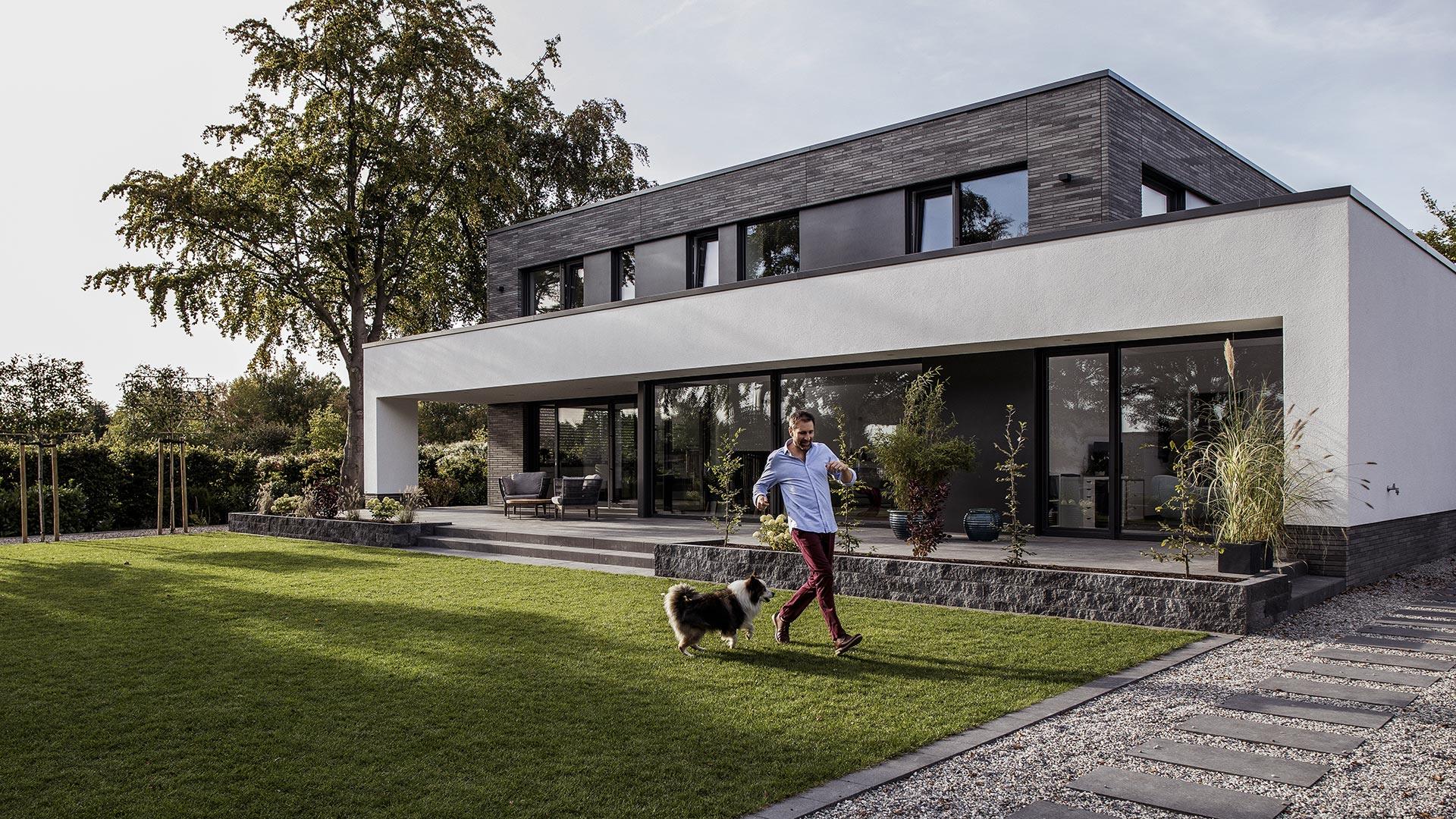 Modernes Einfamilienhaus mit großen REHAU Fenstern