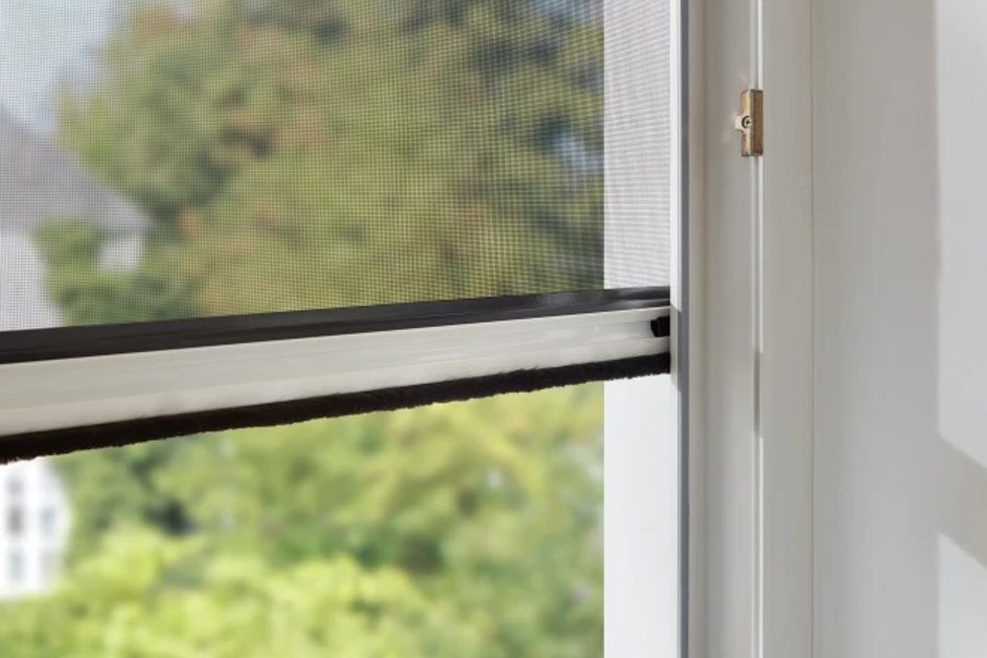 Detail Insektenschutzgewebe am Fenster