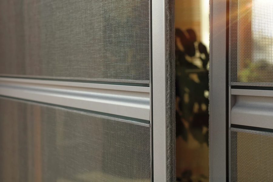 Insektenschutz-Schiebeanlage an einer Schiebetür