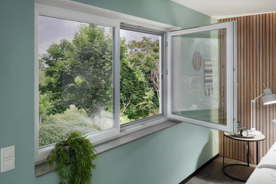 Fenster mit Insektenschutz-Spannrahmen
