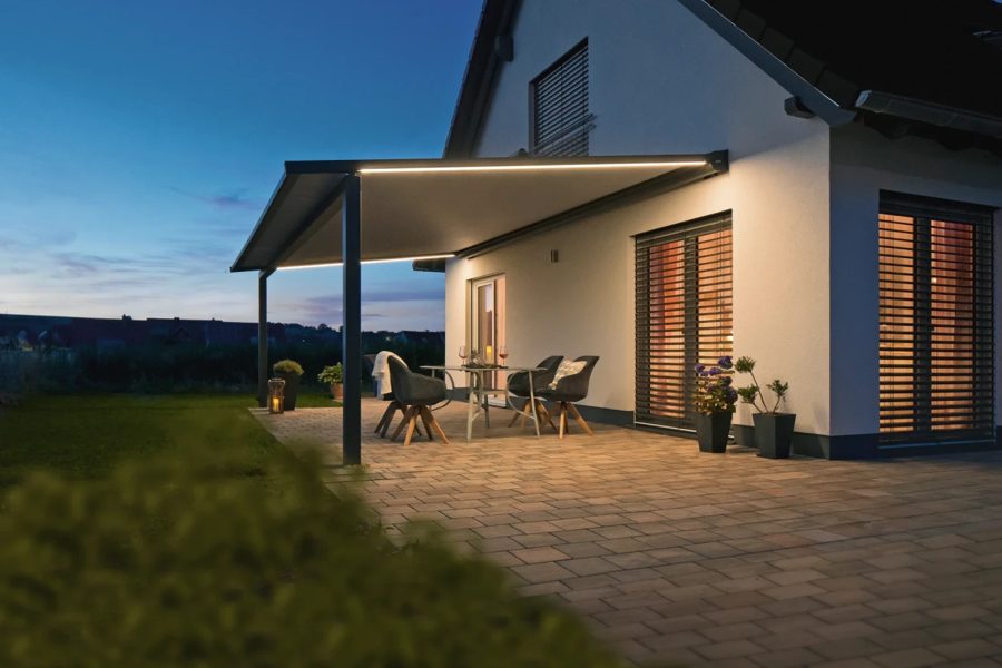 Terrasse mit Pergolamarkise am Abend